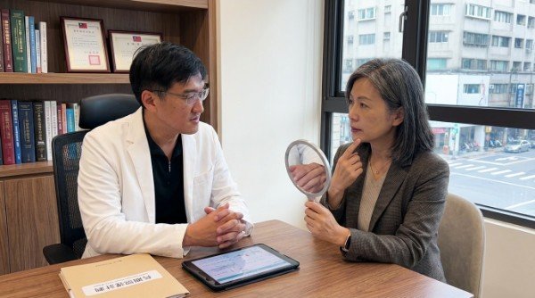 吳紹琥醫師正在為海外華人回台醫美進行專業評估 展示具備國際服務水準的海外華人回台醫美診間環境 吳紹琥醫師解析海外華人回台醫美的自然審美趨勢
