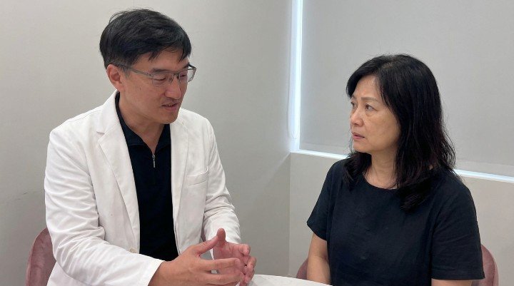 吳紹琥醫師與患者討論體脂肪過高對健康的影響。 使用專業儀器測量以判斷體脂肪過高問題。 健康原型食物組成餐盤有助於改善體脂肪過高體質。 進行重訓等阻力訓練能有效降低體脂肪過高風險。