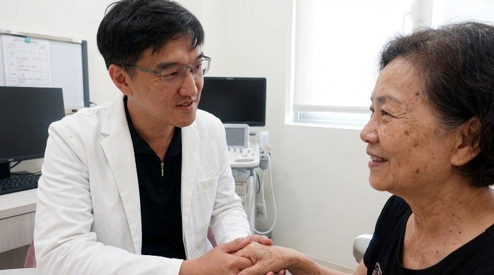 醫師詳細診察患者臉部痘疤色素沉澱情形 皮秒雷射探頭精準擊碎深層痘疤色素沉澱 術後對比顯示頑固痘疤色素沉澱明顯淡化