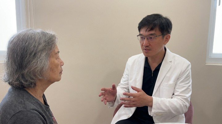 醫師向患者說明維持再生醫學效果的專業圖表 顯微鏡下的優質細胞有助提升再生醫學效果 透過規律運動與飲食延長再生醫學效果關鍵 醫師操作專業儀器確保再生醫學效果精準度