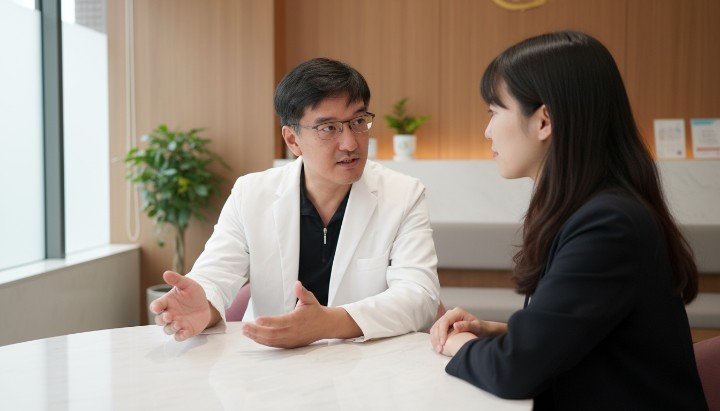 吳紹琥醫師於診間解說減肥針劑量使用 患者與醫師諮詢醫學減肥針劑量調整 根據體重數據科學決定減肥針劑量增減 專業減重團隊協助設定減肥針劑量目標