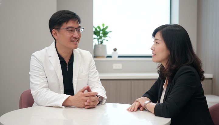 [SEGMENT]萊攸診所醫師為產後媽媽進行埋線拉提諮詢[/SEGMENT] [SEGMENT]醫美診所室內環境與專業埋線拉提線材展示[/SEGMENT] [SEGMENT]產後臉部鬆弛透過埋線拉提重現精緻下顎線[/SEGMENT] [SEGMENT]專業醫師解析埋線拉提如何刺激膠原蛋白再生[/SEGMENT]