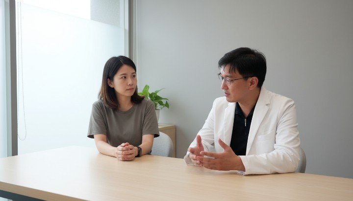 吳醫師說明如何調整生活習慣預防痘痘 透過改善生活習慣維持安全帽帶清潔度 良好生活習慣包括每週更換乾淨枕頭套 顯微鏡下觀察不佳生活習慣導致的細菌