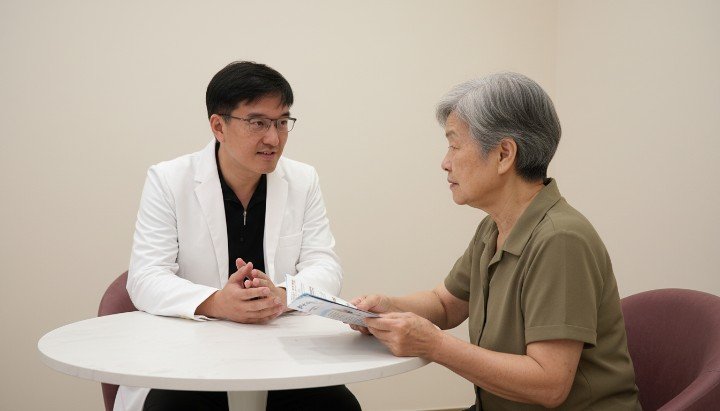 吳紹琥醫師在診間說明醫學美容標準流程 萊攸診所專業環境符合醫學美容標準規範 醫師親自評估病患落實醫學美容標準安全 展示合法原廠藥劑符合醫學美容標準作業