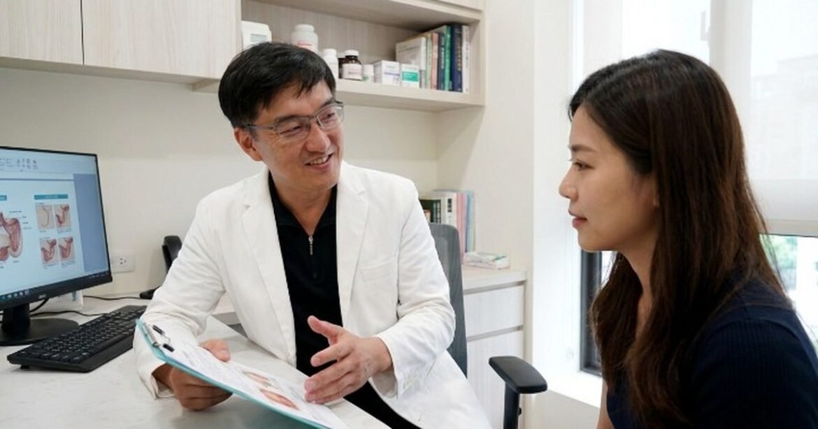 專業醫生分析橘皮組織的改善療程，背景明亮，醫生專注討論