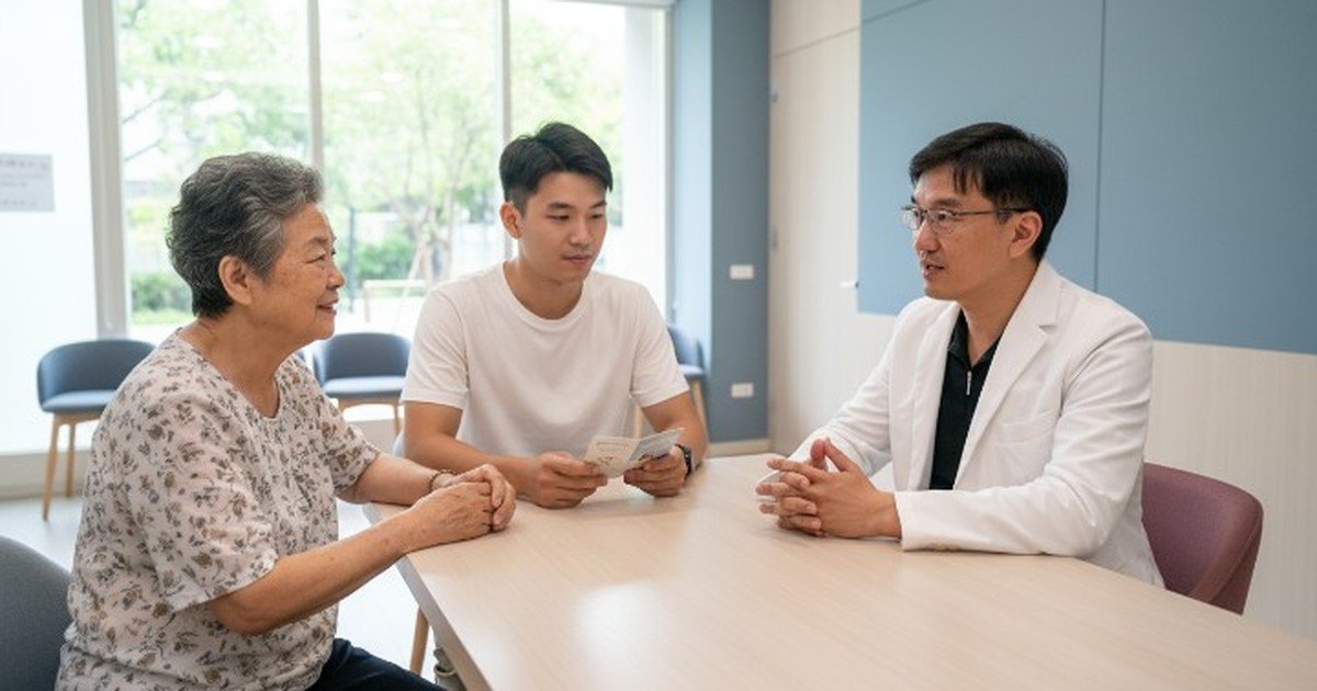 一位女性在檢查洗衣精成分,關注洗衣精過敏原因與防範技巧