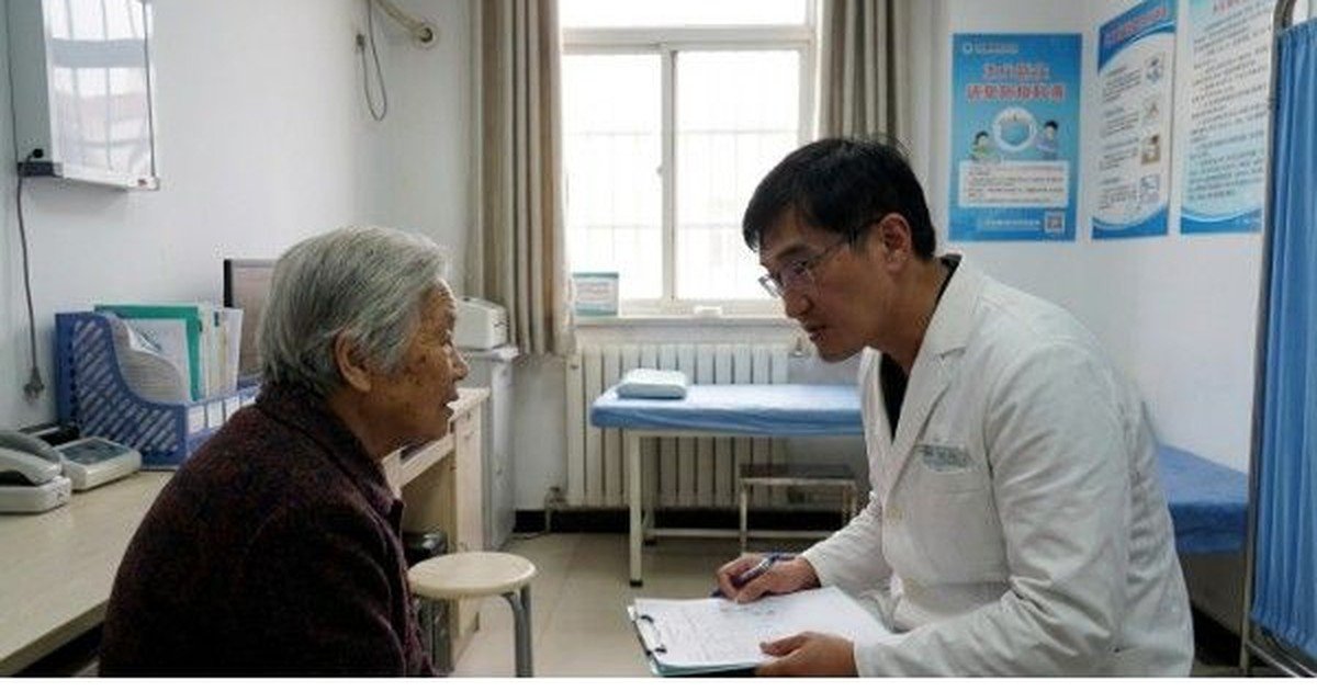 醫師吳芮提供過敏反應識別的建議，光線柔和，場景為醫療診所。